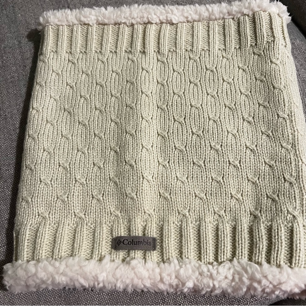 Columbia neck warmer new without tags
